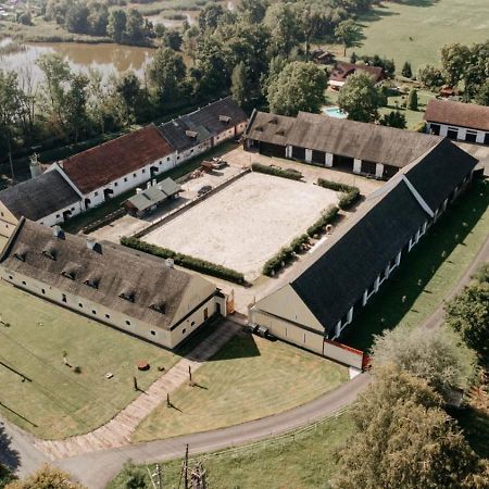 Dvur Olsiny -Hotel And Horse-Riding การ์วินา ภายนอก รูปภาพ
