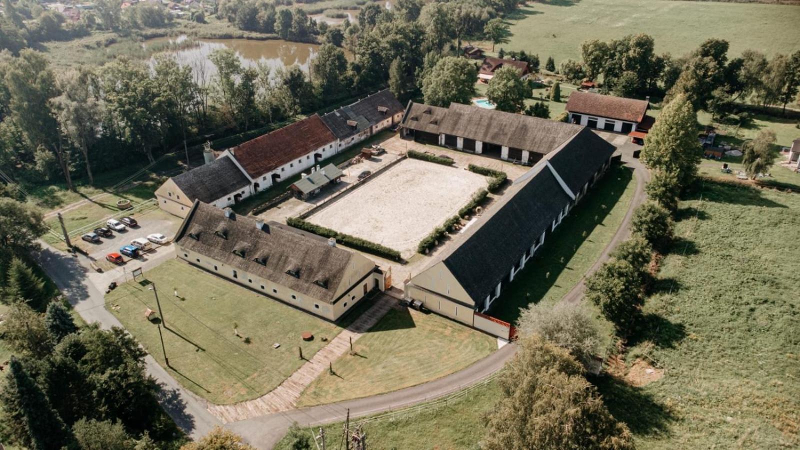 Dvur Olsiny -Hotel And Horse-Riding การ์วินา ภายนอก รูปภาพ