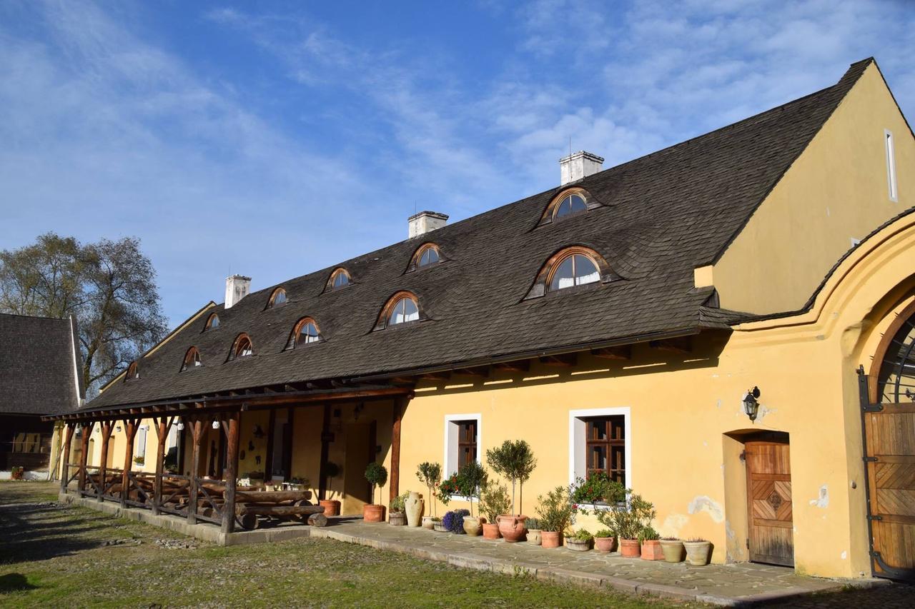 Dvur Olsiny -Hotel And Horse-Riding การ์วินา ภายนอก รูปภาพ
